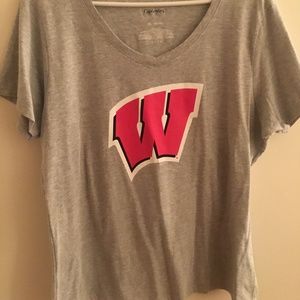 Wisconsin Badgers Tshirt. V neck. Light gray.